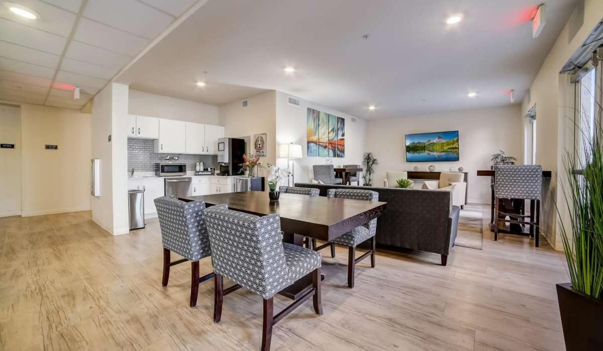 Apartment Simplicity At The Rim 1116