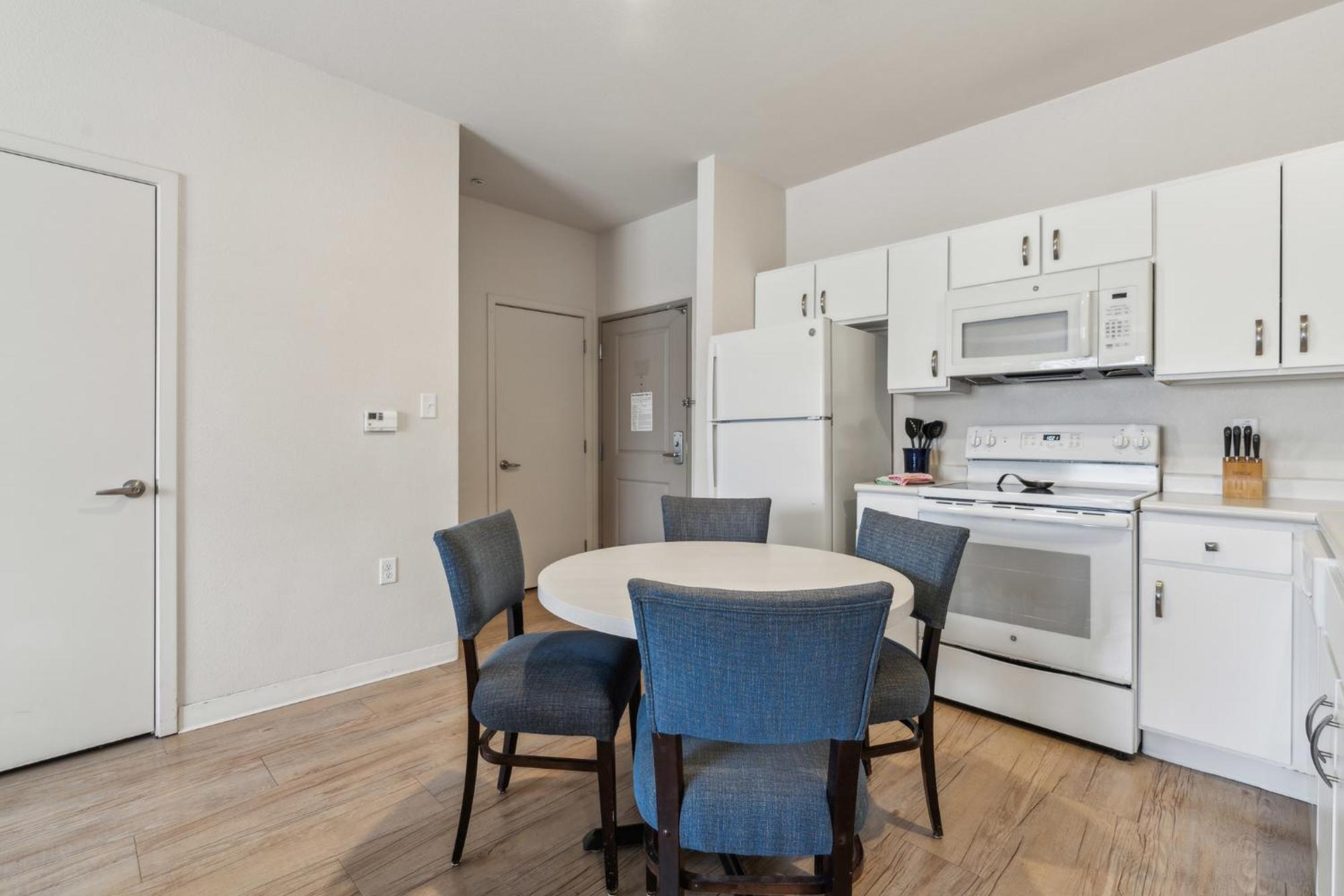 Apartment Simplicity At The Rim 1116